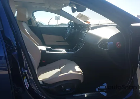 2019 Jaguar Xe 25T Premium z USA, uszkodzony, nr VIN SAJAD4FXXKCP44308